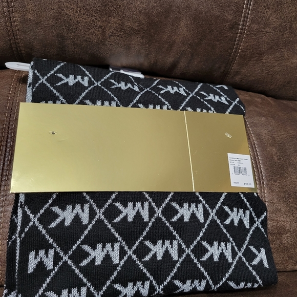 MichealKors- Scraf & Hat Gift Set - Picture 2 of 6